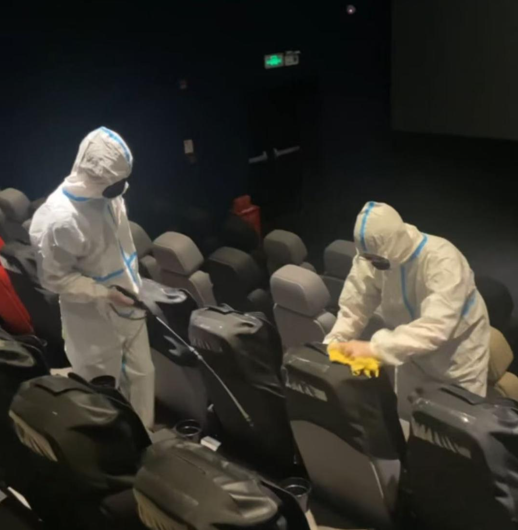 座椅上布满白色虫卵当地影院回应冰球突破豪华版手机版女子发现(图3)